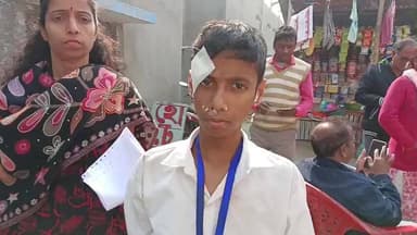 গাজোল: এক স্কুল পড়ুয়া পরীক্ষা দিয়ে বাড়ি ফেরার পথে টোটোর ধাক্কায় পড়ে গিয়ে মাথা ফেঁটে আহত হয় ৫১২ নং জাতীয় সড়ক এলাকায়