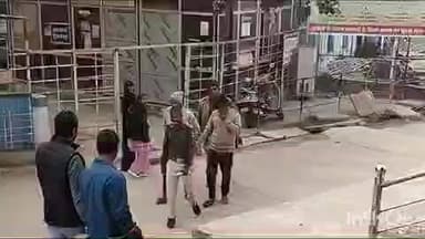 गोपालगंज: मीरगंज थाना पुलिस ने शराब पीने के मामले में दो युवकों को गिरफ्तार कर कोर्ट में पेश किया