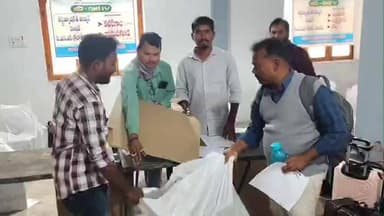 అసిఫాబాద్: వాంకిడిలో ఎన్నికల సామాగ్రి కోసం తరలివస్తున్న సిబ్బంది