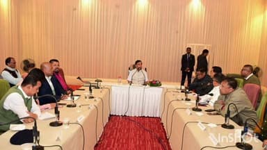 পূব ডিব্ৰুগড়: প্ৰধানমন্ত্ৰী আগমণক লৈ ডিব্ৰুগড়ৰ সচিবালয়ত মন্ত্ৰী বিধায়ক সকলৰ সৈতে গুৰুত্বপূৰ্ণ সভাত অংশগ্ৰহন কৰিলে মুখ্যমন্ত্ৰীয়ে