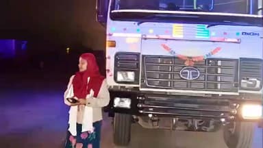 घाटशिला: घाटशिला सीओ ने रात में की कार्रवाई, अवैध बालू से लदे हाईवा को किया ज़ब्त