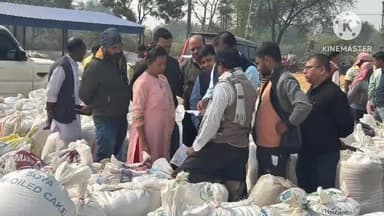 হীরবাঁধ: নদা কমিউনিটিহলে ন্যায্য মূল্য ধানক্রয় কেন্দ্র পরিদর্শনের সময় উপস্থিত রাজ্যের খাদ্য প্রতিমন্ত্রী ও খাদ্য নিয়ামক অফিসার