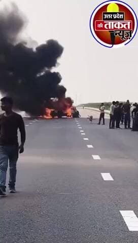 #बाराबंकी में भीषण सड़क हादसा दो कारों की आमने-सामने टक्कर में तीन की मौत
✍️सड़क किनारे खड़ी वैगन-आर में ब्रेज़ा कार