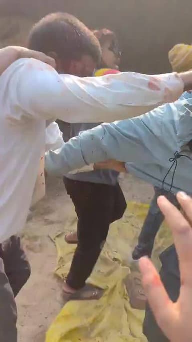 #जौनपुर में जमीनी विवाद में दबंगों का तांडव
✍️युवक लाठी डंडों से पीटा ईंटों से भी मारा
✍️घटना का वीडियो viral