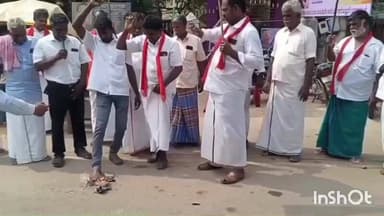 உடையார்பாளையம்: ஜெயங்கொண்டத்தில் ஐக்கிய விவசாயிகள் முன்னணி சார்பில், பட்ஜெட் நகல் எரிப்பு போராட்டம்