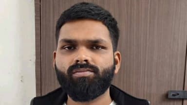 પારડી: નવસારીના ગણદેવી પો.સ્ટે.ના પ્રોહીબીશનના ગુનામાં નાસતા ફરતા વોન્ટેડ આરોપીને પારડી ખાતેથી ઝડપી પાડતી જીલ્લા LCBની ટીમ