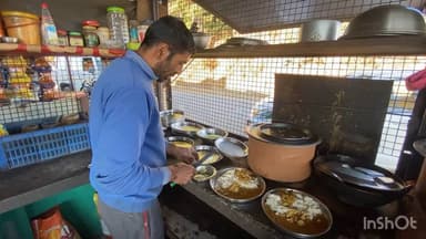 लोहाघाट के गंगनौला स्थित जोशी भोजनालय पर बनी यह वीडियो सोशल मीडिया में खूब पसंद की जा रही है।