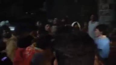 నల్గొండ: కొర్లపహాడ్ పోలింగ్ కేంద్రం వద్ద ఘర్షణ రాళ్లు కత్తులతో దాడి