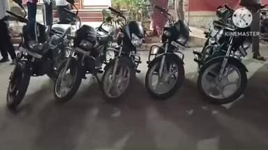 குளித்தலை: குளித்தலை நகரப் பகுதியில் ஒரே நாளில் நான்கு இருசக்கர வாகனங்கள் திருடி சென்ற வாலிபரை காவல்துறையினர் கைது செய்தனர்