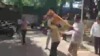 राधानगरी: सोयाबीन खरेदी केंद्र सुरू करण्यासाठी गडहिंग्लज प्रांत कार्यालयासमोर स्वाभिमानी शेतकरी संघटनेचे घंटानाद आंदोलन सुरू