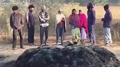 डुमरी: चिरैया में अज्ञात अपराधियों ने किसान के गांज में आग लगाई