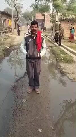 ग्राम पंचायत समेसी के रामकस खेड़ा गांव में नाली तो बनी है लेकिन नाली का क्रॉस नहीं पानी रोड पर भरा हुआ है आने जाने वालों