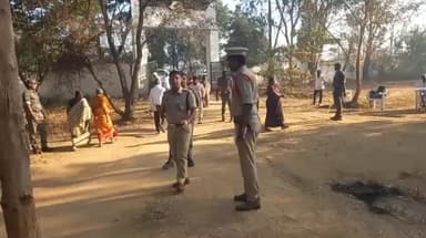 హత్నూర: హత్నూర మండలంలో పలు పోలింగ్ కేంద్రాలను పరిశీలించిన ఎస్పీ పారితోష్ పంకజ్