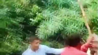 सहार: कोड़ियर में बच्चों के विवाद पर हुआ बवाल, बुजुर्ग और महिला को लाठी लेकर मारपीट करते हुए LIVE वीडियो हुआ वायरल