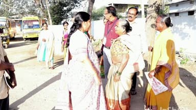 వర్ధన్నపేట: ఇళ్లంద హరిత పోలింగ్ కేంద్రాన్ని సందర్శించి ఓటర్లతో మాట్లాడుతున్న జిల్లా ఎన్నికల అధికారి, కలెక్టర్ సత్య సరద