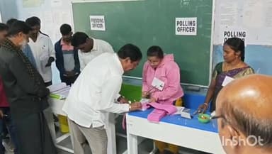 పర్వతగిరి: పర్వతగిరి లో ఓటు హక్కు వినియోగించుకున్న,మాజీమంత్రి, దయాకర్ రావు