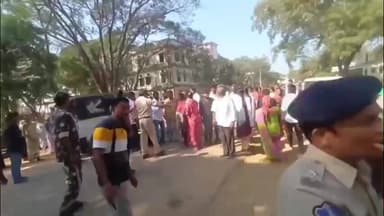 ఏటూరునాగారం: ఏటూర్ నాగారం పోలింగ్ కేంద్రం వద్ద ఉద్రిక్త పరిస్థితి..!