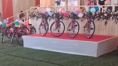 পূব ডিব্ৰুগড়: সদৰত নৱম শ্ৰেণীৰ শিক্ষাৰ্থীসকললৈ চাইকেল বিতৰণ মুখ্যমন্ত্ৰীৰ