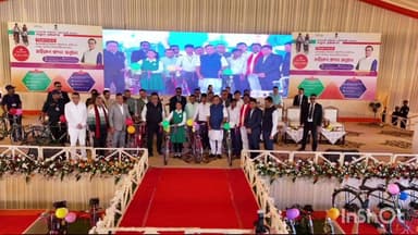 পূব ডিব্ৰুগড়: ডিব্ৰুগড়ৰ পুৰণি বালক উ: মা: বিদ্যালয়ৰ খেলপথাৰত নৱম শ্ৰেণীৰ শিক্ষার্থী বাবে চাইকেল বিতৰণ শুভাৰম্ভ কৰে মুখ্যমন্ত্ৰীয়ে