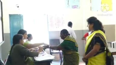 నల్గొండ: ఓటు వేసేందుకు ప్రభుత్వ గుర్తింపు కార్డుల్లో ఒకటి తప్పనిసరి :జిల్లా కలెక్టర్ ఇలా త్రిపాఠి