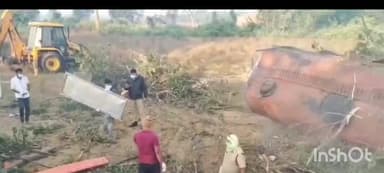 అశ్వారావుపేట: ములకలపల్లి సమీపంలో అదుపుతప్పి లోయలోకి దూసుకు వెళ్లిన హైడ్రోక్లోరిక్ లారీ, డ్రైవర్ మృతి