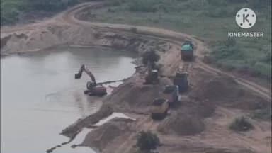 மண்மங்கலம்: நெரூர் காவிரி ஆற்றங்கரை பகுதியில் சட்டவிரோதமாக மணல் அள்ளப்படுவதாக சமூக ஆர்வலர்கள் வெளியிட்டுள்ள கழுகு பார்வை காட்சி வைரல்