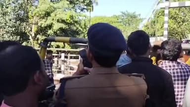 কোচবিহার ২: দীর্ঘক্ষণ ধরে পড়ে রয়েছে রেল গেটের ফটক, ব্যাপক যানজট ডোডেয়ারহাট এলাকায়, ভোগান্তির শিকার সাধারণ মানুষ