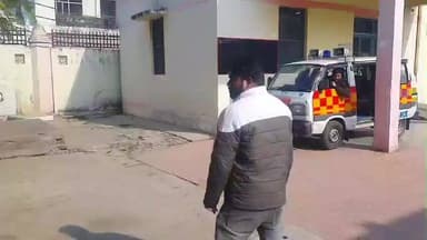 बिलासपुर: मातखेड़ा रोड पर गन्ने से भरी ट्रैक्टर ट्राली पलटने से बरेली निवासी 19 वर्षीय युवक की हुई मौत, ज़िला अस्पताल में शव का PM