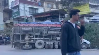 सोलन: सोलन के कोटलानाला में अनियंत्रित होकर गिरा ट्रक, सड़क किनारे खड़ी दो गाड़ियों और एक स्कूटी सवार चालक आया चपेट में