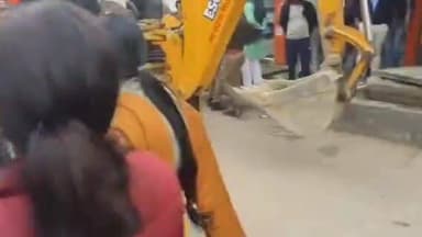 सिधौली: जनपद के सिधौली कस्बे में अवैध अतिक्रमण पर प्रशासन का बुलडोजर चला, SDM की मौजूदगी में हटाया गया अतिक्रमण