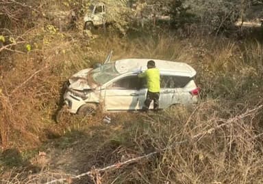 पिंड्रा: पिंडरा हाईवे पर तेज रफ्तार में अनियंत्रित आर्टिगा खाई में गिरी, पांच लोग हुए घायल