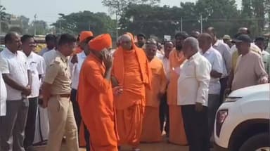 ಮಳವಳ್ಳಿ: ಪಟ್ಟಣದಲ್ಲಿ ಸುತ್ತೂರು ಆದಿ ಜಗದ್ಗುರಗಳ ಜಯಂತೋತ್ಸವಕ್ಕೆ ಸಿದ್ದಗೊಳ್ಳುತ್ತಿರುವ ಬೃಹತ್ ವೇದಿಕೆ ಪರಿಶೀಲಿಸಿದ ಸುತ್ತೂರು ಶ್ರೀಗಳು