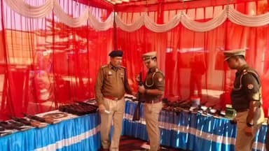 निचलौल: ठूठीबारी कोतवाली में क्षेत्राधिकारी ने किया अर्धवार्षिक निरीक्षण