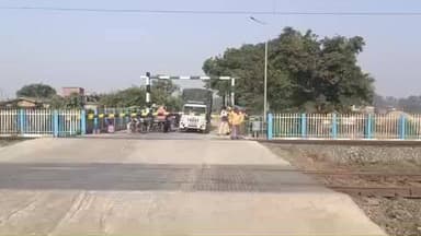 पांडू: भदुमा रेलवे फाटक पर अज्ञात बाइक की टक्कर, फाटक क्षतिग्रस्त होने से यात्रियों की बढ़ी परेशानी