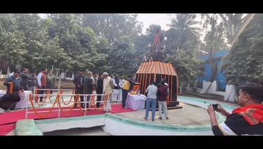 ज़ीरादेई: जीरादेई महोत्सव पर पुलिस अधीक्षक सहित अन्य लोगों ने डॉक्टर राजेंद्र प्रसाद के आवास पर की माल्यार्पण