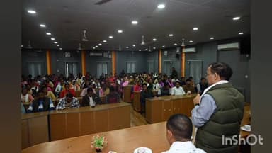 সৰুপথাৰ: সৰুপথাৰত বিজ্ঞানসন্মতভাৱে কাঠফুলাৰ খেতিৰ বাবে সঁজুলি আৰু প্ৰশিক্ষণৰ মান পত্ৰ বিতৰণ অনুষ্ঠানত বিধায়ক বিশ্বজিত ফুকন