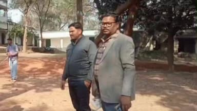 हिरणपुर: गुरुवार को बीडीओ टुडू दिलीप ने पेभर ब्लॉक के हिरणपुर प्लस टू विद्यालय का निरीक्षण किया