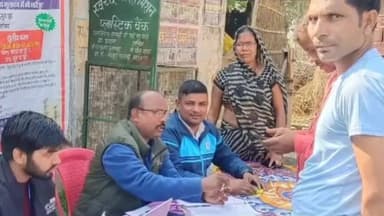 निचलौल: बड़हरा चरंगहां में बिजली बिल राहत योजना कैंप में जेई सुजीत चौरसिया ने उपभोक्ताओं को छूट की जानकारी दी