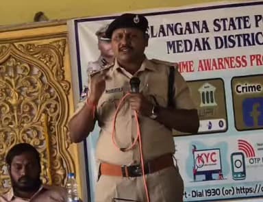 తూప్రాన్: తూప్రాన్ సైబర్ నేరాలపై అవగాహన కల్పించిన డి.ఎస్.పి నరేందర్ గౌడ్