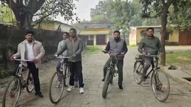 रुदौली: मवई ब्लॉक के समस्त पंचायत सचिवों ने मोटर चालित भत्ता ना मिलने पर दूसरे दिन भी साइकिल पर चढ़कर गांव पहुंचकर किया कार्य