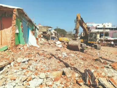 ಹೊನ್ನಾಳ್ಳಿ: ಪಟ್ಟಣದಲ್ಲಿ ಬೆಳ್ಳಂಬೆಗ್ಗೆ ಜೆಸಿಬಿಗಳ ಸದ್ದು; ರಸ್ತೆ ಅಗಲೀಕರಣಕ್ಕೆ ಕಟ್ಟಡಗಳ ತೆರವು
