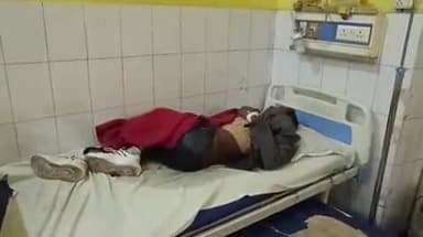 बदायूं: रोडवेज बस स्टैंड पर जहरखुरानी के शिकार अज्ञात युवक को पुलिस ने जिला अस्पताल में भर्ती कराया