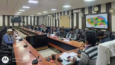 सीतापुर: कलेक्टट सभागार में जिलाधिकारी ने परियोजनाओं को लेकर अधिकारियों के साथ की समीक्षा बैठक, दिए सख्त निर्देश