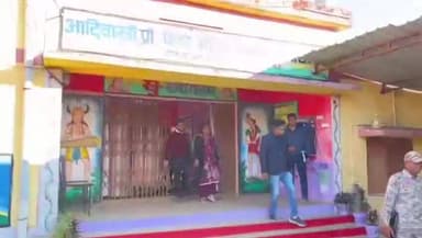 माकड़ी: कलेक्टर ने माकड़ी विकासखंड में छात्रावास और स्वास्थ्य केंद्रों का किया निरीक्षण