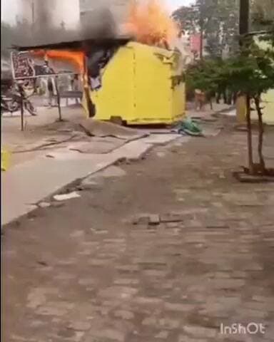 सलेमपुर: सलेमपुर में रोड पर स्टीकर की दुकान में लगी आग, लाखों का नुकसान हुआ, मचा हड़काम