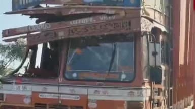 शेवगाव: ऊस वाहतूक करणाऱ्या दोन वाहनांचा शेवगावमध्ये अपघात.. सुदैवाने जीवितहानी टळली...