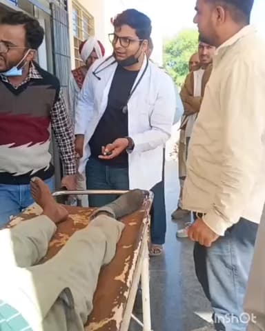 करेड़ा: करेड़ा अस्पताल में अव्यवस्थाओं का आलम, घायल को नहीं मिली प्राथमिक उपचार की सुविधा, डॉक्टर बोले- 108 एंबुलेंस आती है