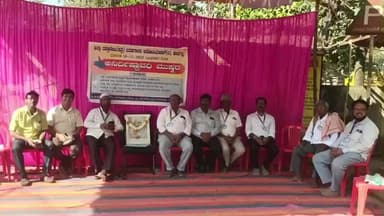 ಹಾನಗಲ್: ಪಟ್ಟಣದಲ್ಲಿ ಎರಡನೇ ದಿನಕ್ಕೆ ಕಾಲಿಟ್ಟ ದಸ್ತಾವಜು ಬರಹಗಾರರ ಅನಿರ್ದಾಷ್ಟವದಿ ಧರಣಿ