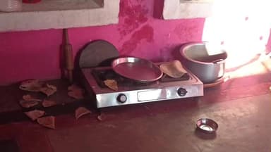 करेरा दिनारा क्षेत्र का मामला डामरोन काल निवासी विनोद कुमार वंशकार ने बताया की उनकी पत्नी आरती वंशकार से ₹20000 लेकर भाग