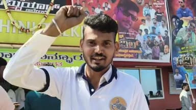 ಬಾಳೆಹೊನ್ನೂರಿನ ಸುದರ್ಶಿನಿ ಚಿತ್ರಮಂದಿರಗಳಲ್ಲಿ ದರ್ಶನ್ ಅಭಿನಯದ ಡೆವಿಲ್ ಪ್ರದರ್ಶನ ಅಭಿಮಾನಿಗಳಿಂದ ಪಟಾಕಿ ಸಿಡಿಸಿ ತಿಂಡಿ ವಿತರಿಸಿದ ಗಜಪಡೆ